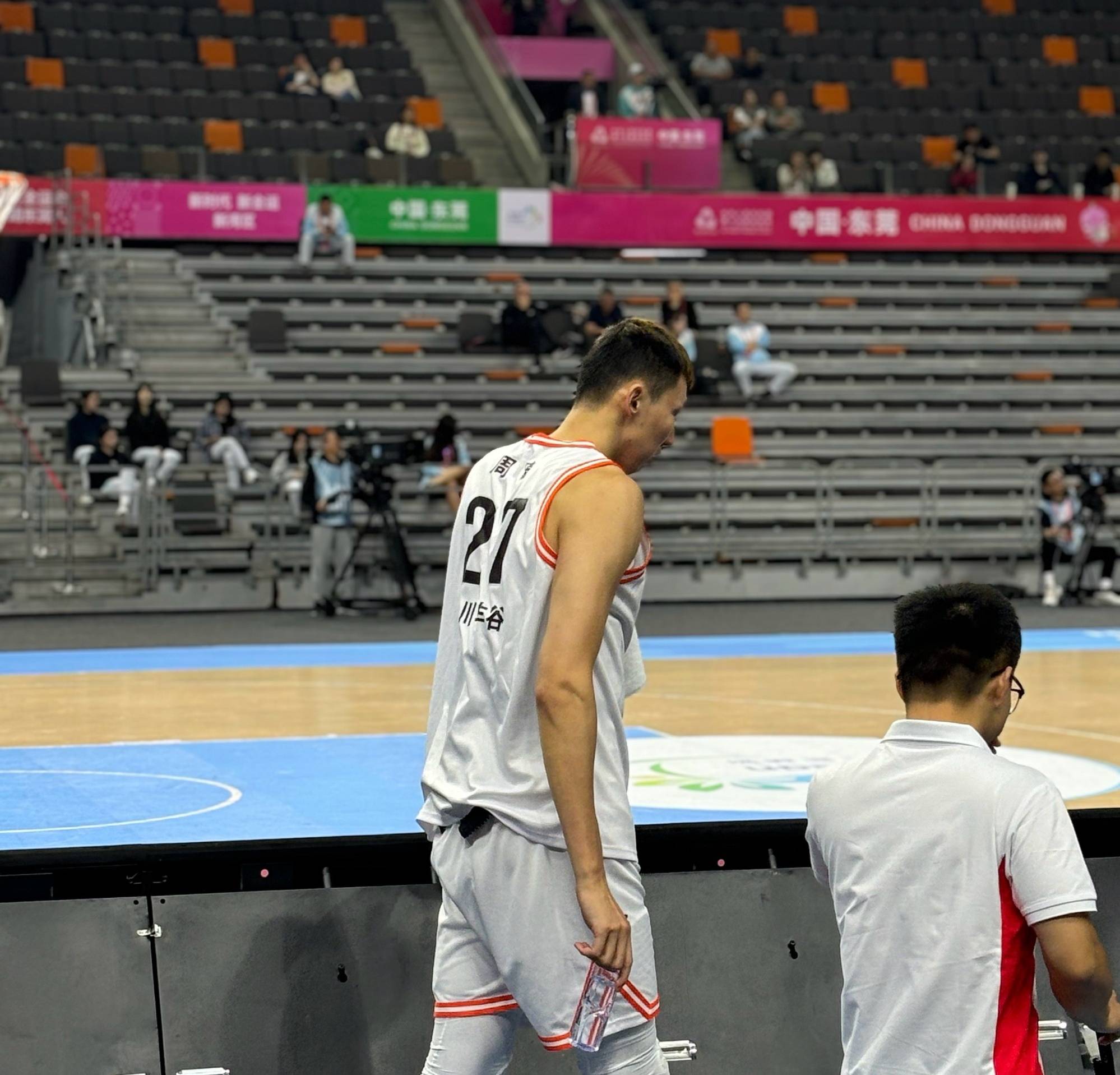 周琦状态火爆,CBA常规赛抢七大战对阵曼联,丹佛掘金力争不败(乔丹1998总决赛完整回放) 周琦状态火爆,CBA常规赛抢七大战对阵曼联,丹佛掘金力争不败(乔丹1998总决赛完整回放)